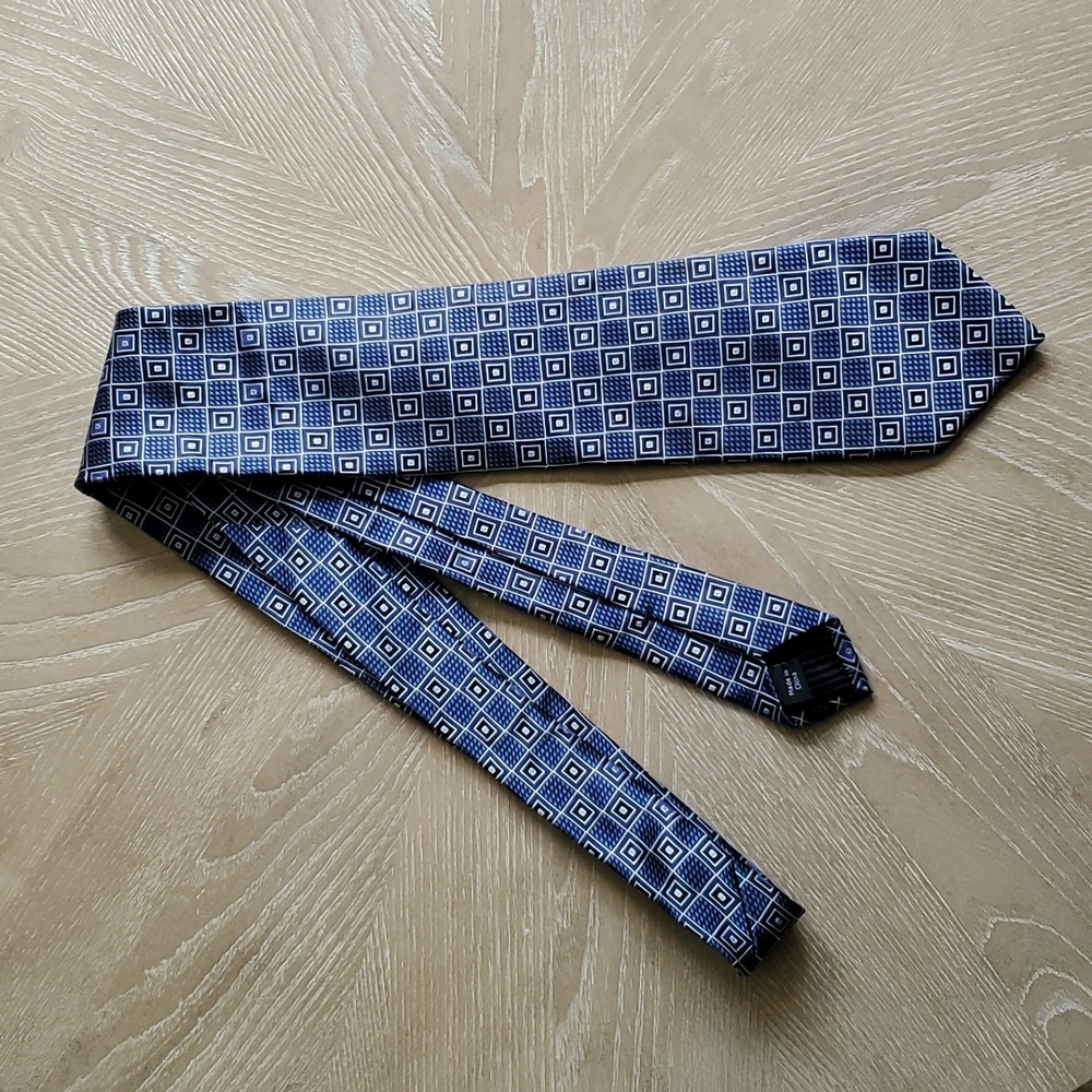Kenneth Robert's platinum silk necktie - Picture 1 of 6